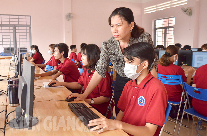 Học sinh lớp trung cấp nghề thiết kế đồ họa, Trường Trung cấp Kỹ thuật - Nghiệp vụ Kiên Giang được giáo viên hướng dẫn thực hành.