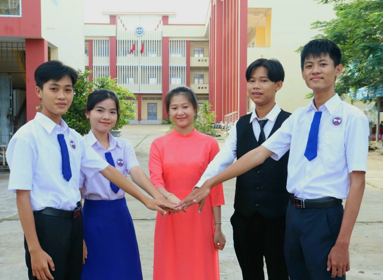 ...và mục tiêu hướng đến là ngày càng mang lại cho học sinh sinh viênmôi trường học tập và sinh hoạt tốt hơn